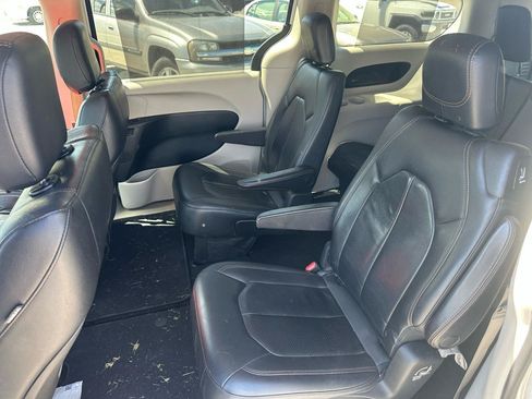 Used 2018 Chrysler Pacifica Touring-L w/ Advanced Safetytec Group FWD image 8