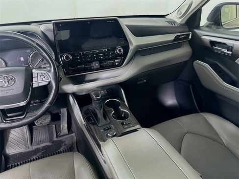Used 2022 Toyota Highlander Platinum image 18