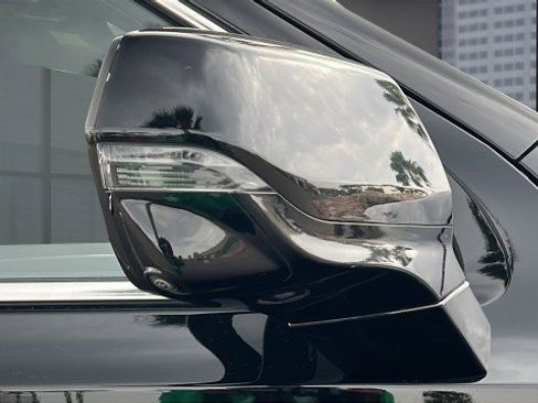 Used 2023 GMC Yukon XL SLT w/ SLT Luxury Package image 3