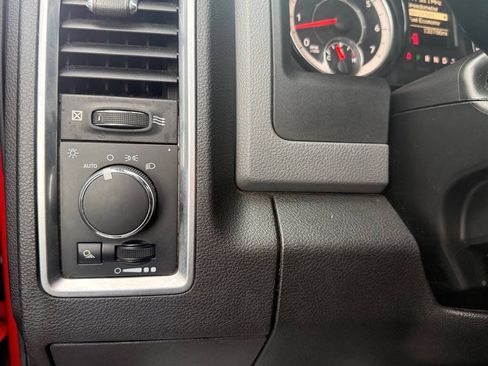 Used 2020 RAM 1500 Classic SLT AWD/4WD image 12