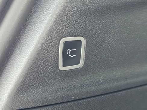 Used 2024 Chrysler Pacifica Limited w/ Uconnect Theater Family Group FWD image 21