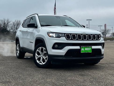 Used 2024 Jeep Compass Latitude image 2