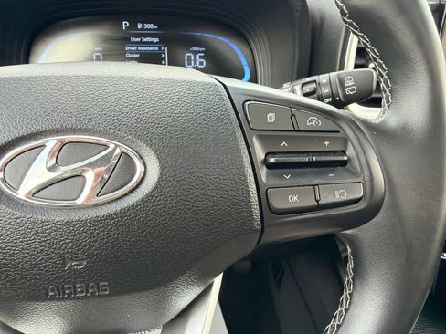 Used 2025 Hyundai Venue SEL FWD image 25