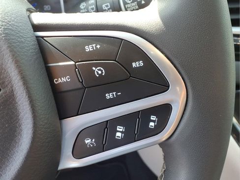 Used 2023 Chrysler Pacifica Touring-L FWD image 14
