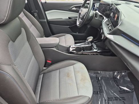 Used 2025 Chevrolet Trax LT w/ LT Convenience Package FWD image 30