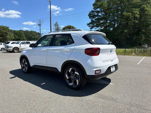 Certified 2025 Hyundai Venue SEL FWD image 12