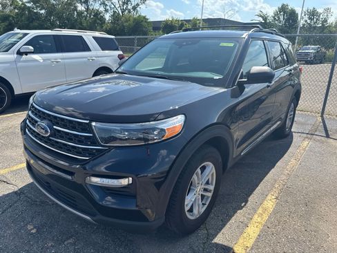 Used 2024 Ford Explorer XLT w/ Equipment Group 202A AWD/4WD image 2