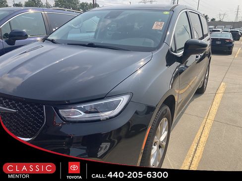 Used 2023 Chrysler Pacifica Touring-L AWD/4WD image 1