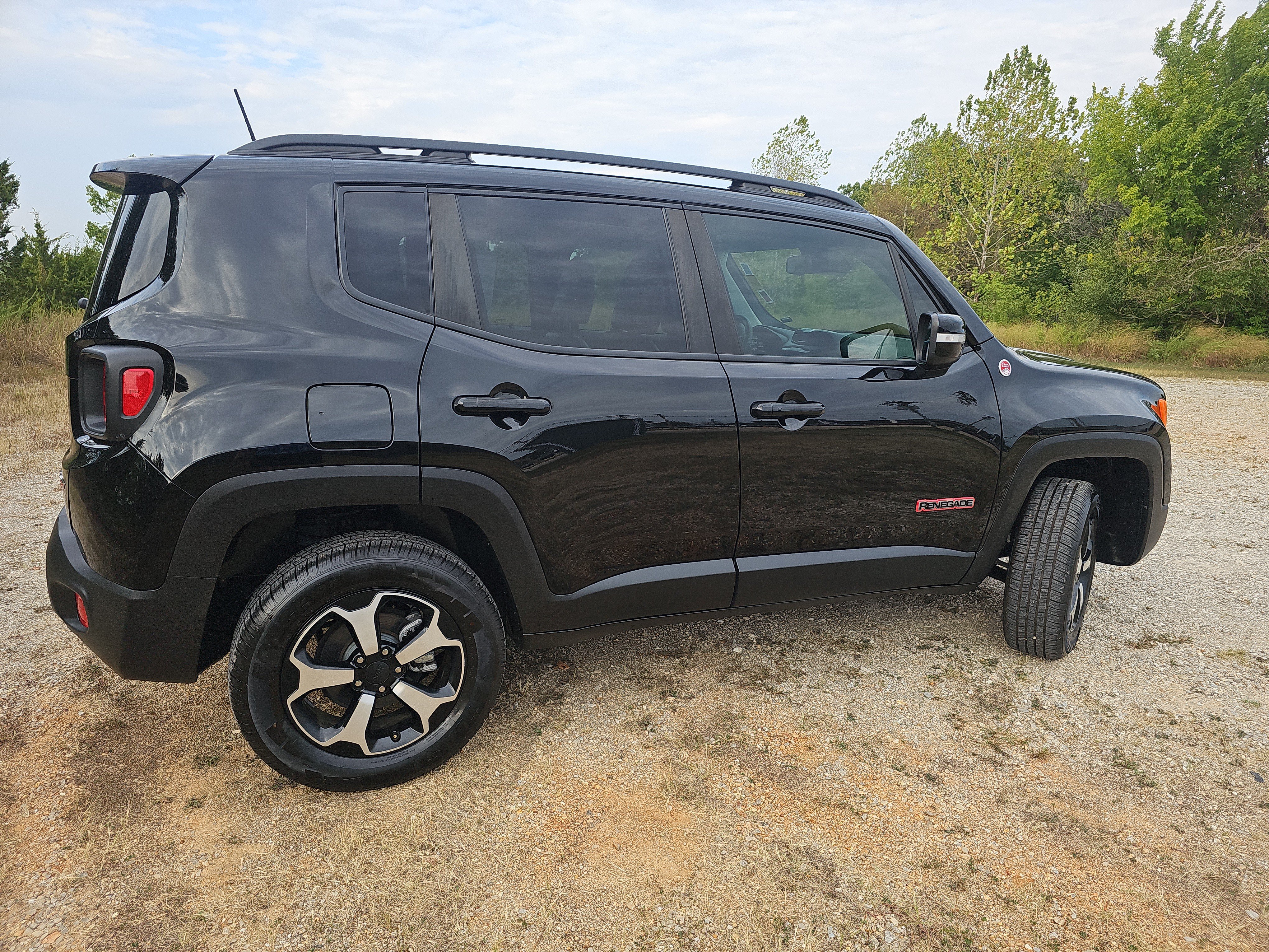 Used 2022 Jeep Renegade Trailhawk w/ Sun/Sound Group AWD/4WD image 3