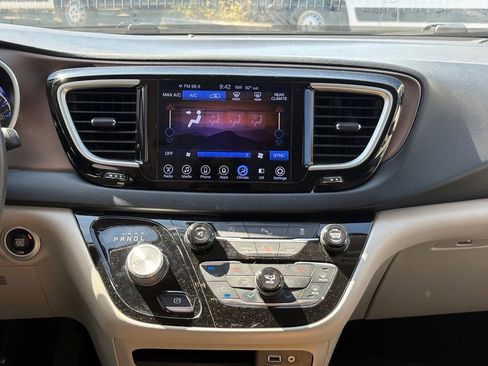 Used 2017 Chrysler Pacifica Touring FWD image 12