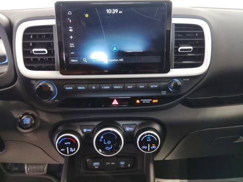 Used 2025 Hyundai Venue Limited image 21