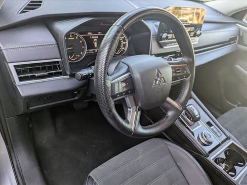 Used 2024 Mitsubishi Outlander SE image 10