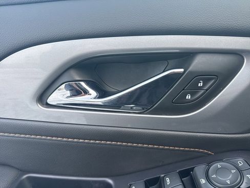 Used 2020 Chevrolet Traverse LT image 16