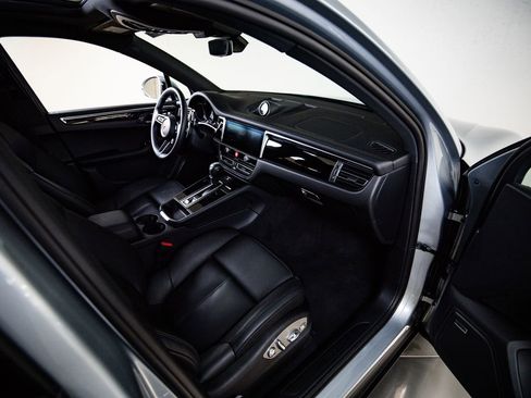 Certified 2026 Porsche Macan image 28