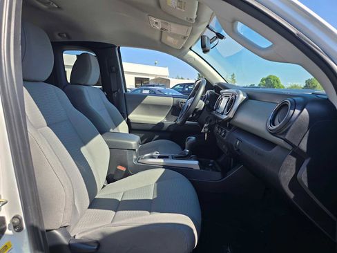 Used 2017 Toyota Tacoma SR5 RWD image 11