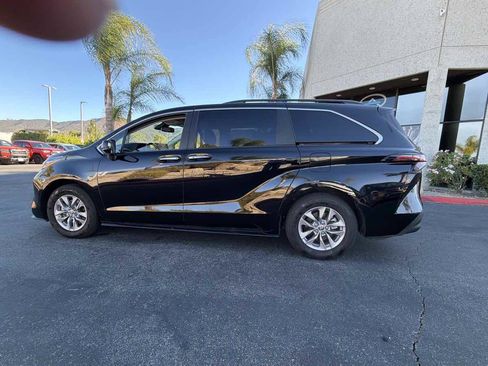 Used 2024 Toyota Sienna XLE FWD image 19