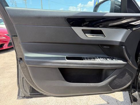 Used 2017 Jaguar XF Prestige image 11