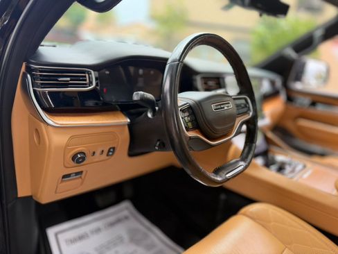 Used 2022 Jeep Grand Wagoneer Series III w/ Rear Seat Video Group 1 AWD/4WD image 16