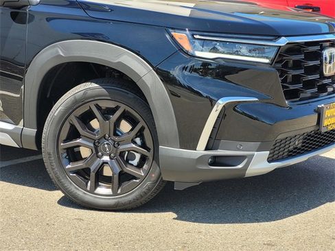 New 2025 Honda Pilot Touring image 2