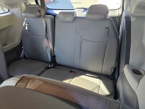 Used 2023 Toyota Sienna Limited image 19