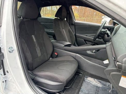 Certified 2025 Hyundai Elantra SEL image 16