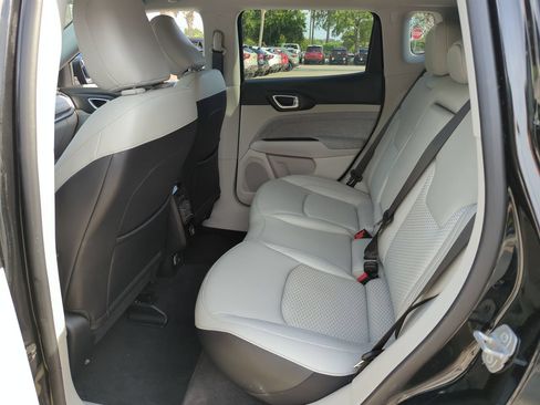 Used 2022 Jeep Compass Latitude FWD image 21