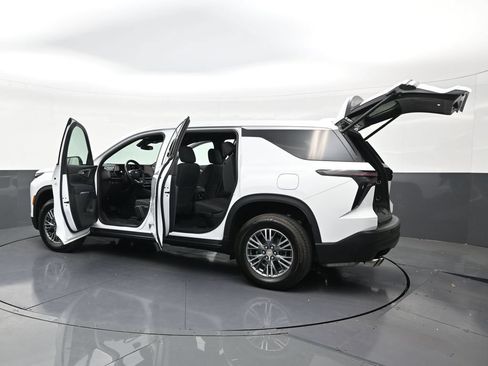 Used 2025 Chevrolet Traverse LT FWD image 28