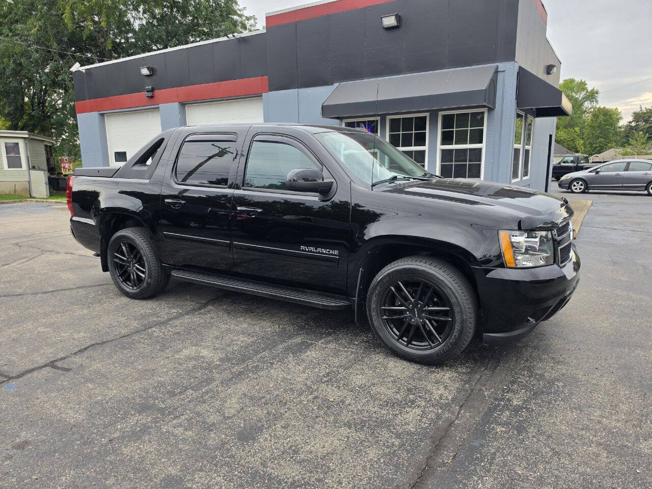 Used 2010 Chevrolet Avalanche LS w/ Interior Plus Package AWD/4WD image 7