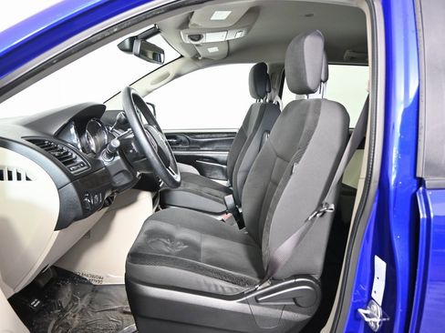 Used 2019 Dodge Grand Caravan SE w/ UConnect Hands-Free Group image 21