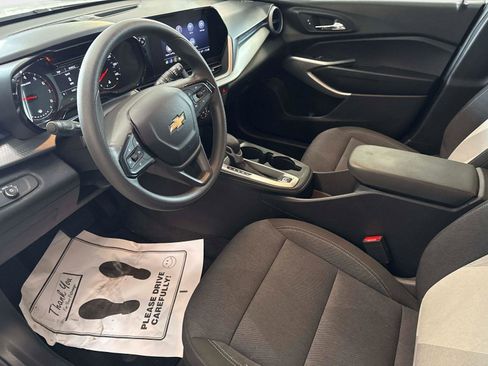 Used 2025 Chevrolet Trax LS w/ LS Convenience Package image 21