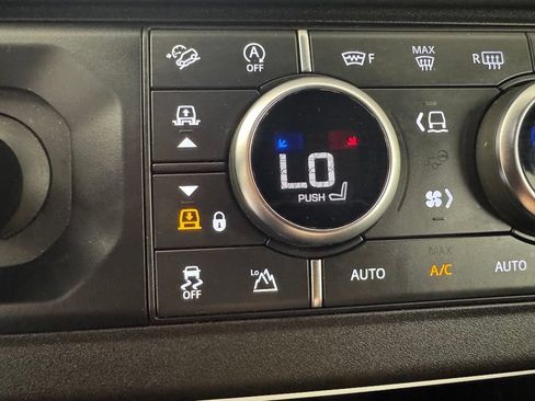 Used 2022 Land Rover Defender 110 AWD/4WD image 21