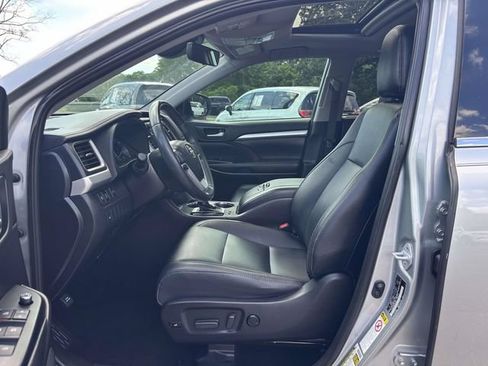 Used 2019 Toyota Highlander XLE FWD image 3