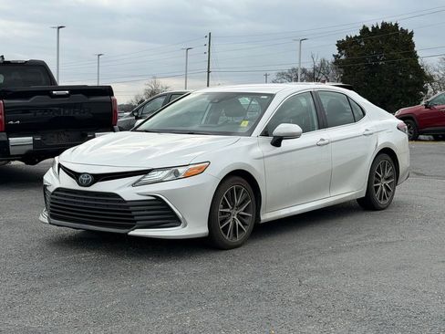 Used 2023 Toyota Camry XLE image 9