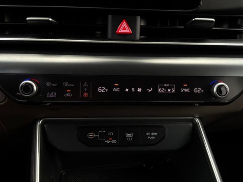 Used 2026 Kia Carnival FWD image 30