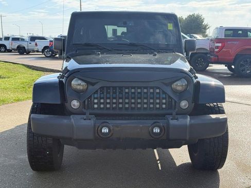 Used 2016 Jeep Wrangler Unlimited Sahara w/ Connectivity Group image 10