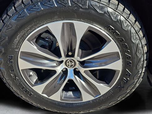 Used 2021 Toyota Highlander XLE image 12