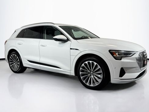Used 2019 Audi e-tron Prestige w/ Prestige Package image 3