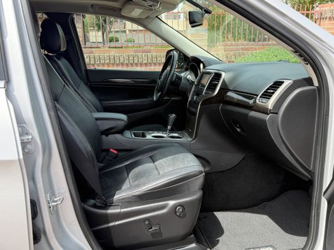 Used 2013 Jeep Grand Cherokee Laredo AWD/4WD image 11