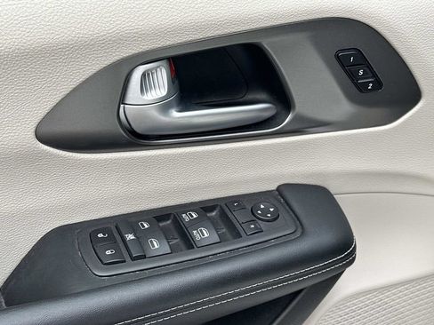 Used 2024 Chrysler Pacifica Touring-L FWD image 17