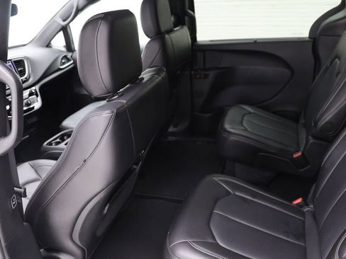 Used 2025 Chrysler Pacifica Select FWD image 11