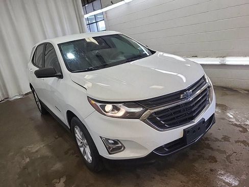Used 2020 Chevrolet Equinox LS w/ LS Convenience Package FWD image 3
