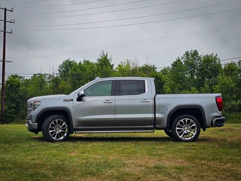 Used 2024 GMC Sierra 1500 Denali w/ Technology Package AWD/4WD image 9