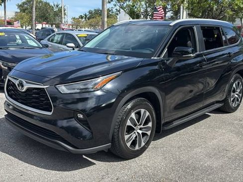 Used 2023 Toyota Highlander XLE FWD image 3