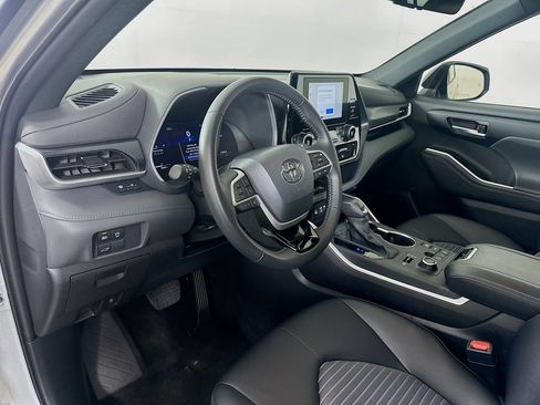 Certified 2025 Toyota Highlander XSE AWD/4WD image 9