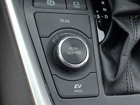 Used 2020 Toyota RAV4 XLE w/ Convenience Package image 24