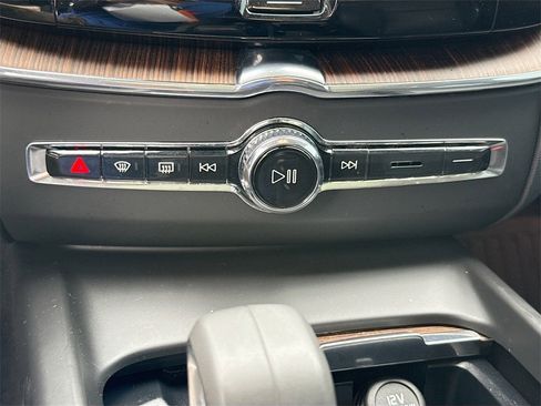 Used 2022 Volvo XC60 B5 Momentum image 17