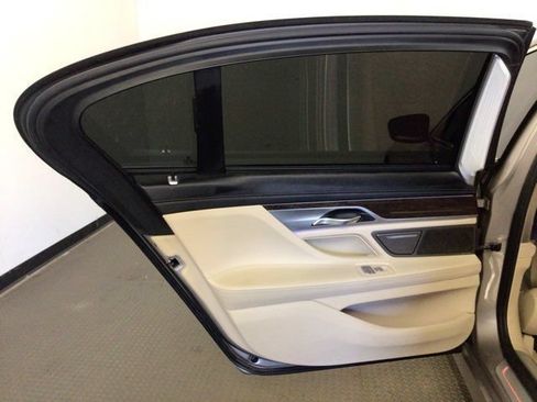 Used 2018 BMW 740i RWD image 10