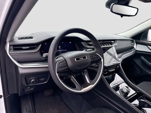 Used 2023 Jeep Grand Cherokee Laredo image 11