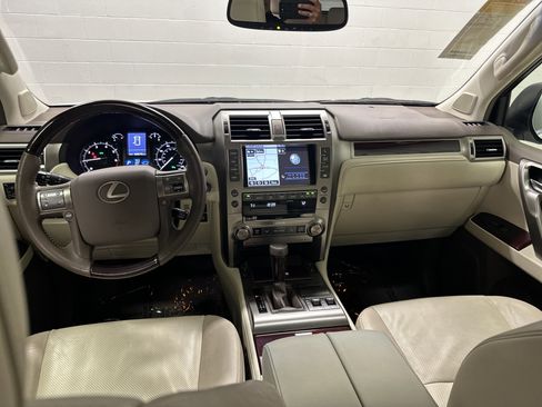 Used 2019 Lexus GX 460 Premium w/ Premium Package AWD/4WD image 29