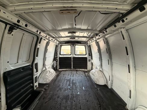 Used 2018 Chevrolet Express 3500 w/ Driver Convenience Package image 32